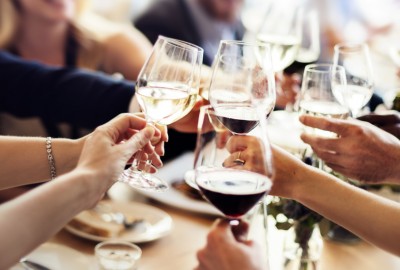 gemeinsam Anstoßen mit Wein