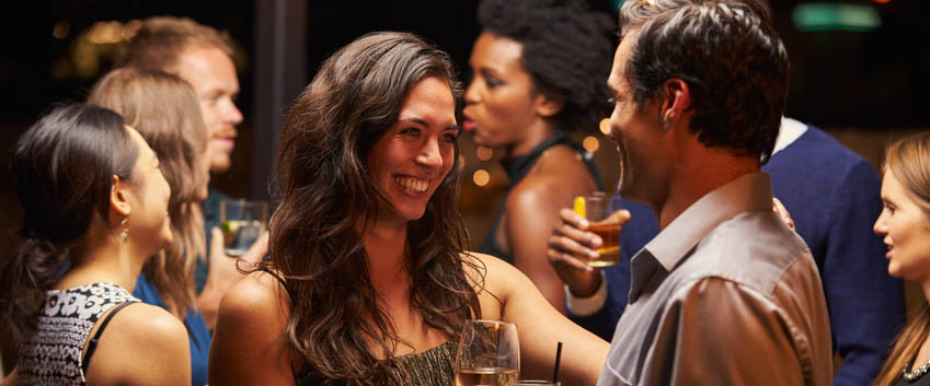 Menschen in Gesellschaft beim Weintrinken